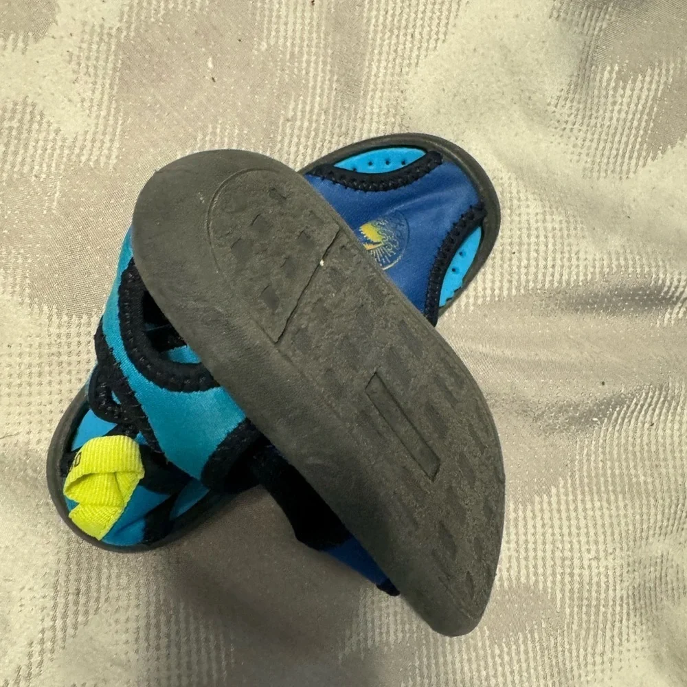 Kids Blue Water Shoes. Never Worn.  Osh kosh so great quality! 9M